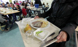 Cantines scolaires Semaine du gout. A la cantine de l'ecole de la Musau. Au menu daube de boeuf aux chataignes. Strasbourg le 15 10 2012. Illustrations. Strasbourg le 15 10 2012.