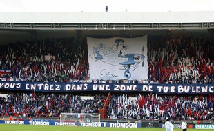 Les supporters parisiens déploient une banderole dans les tribunes du Parc des Princes à Paris, le 26 octobre 2002, avant un match contre l'OM.