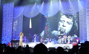Mariah Carey rend hommage à Johnny, le 9 décembre 2017.