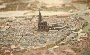 La nef du Grand Palais est métamorphosée pour accueillir les seize maquettes de villes françaises, dont par exemple, les défenses de Vauban à Strasbourg.