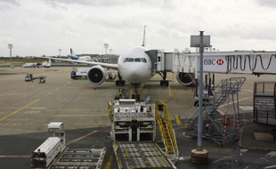 Un avion à Orly sur le tarmac.