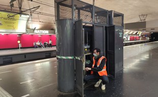 Le nouvel appareil de mesure de la qualité de l'air installé sur le quai du RER A à la gare Nation (20e).