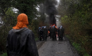 Un occupant de la zad face à la police, le 9 avril 2018.