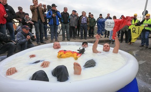 Strasbourg le 13 novembre 2015. Les producteurs de lait Français et Allemands bloquent le Pont de l'Europe pour dénoncer l'abandon des quotas laitiers cause d'une surproduction et de la baisse du prix d'achat. Strasbourg.