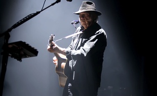 L'artiste Neil Young sur la scène du SSE Hydro de Glasgow en 2016