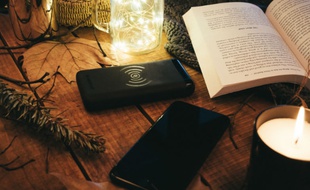 La batterie PowerGo Contact recharge les smartphones compatibles par induction.