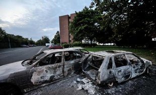 Des véhicules incendiés lors de violences urbaines le 15 août 2012 à Amiens