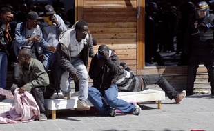 Les migrants en train de se faire évacuer par la police, le 8 juin 2015 à Paris.