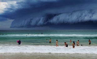 La plage de Bondi sous la tempête, à Sidney, le 6 novembre 2015.