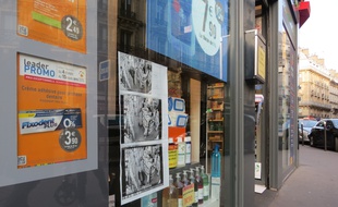 Cette pharmacie entre le 9e et le 10e arrondissement a décidé d'afficher sur sa vitrine des captures d'écran de caméras de surveillance
