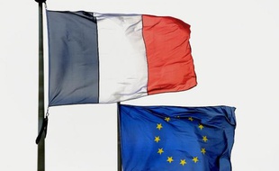 Les drapeaux français et européen