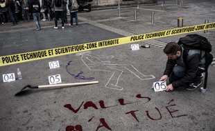 Lyon, le 3 novembre 2015. Près de 300 agents de la police scientifique ont manifesté devant l'Hôtel de Ville, réclamant un statut et une meilleure reconnaissance de leur métier. AFP PHOTO / JEFF PACHOUD