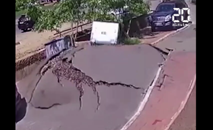 Une canalisation a explosé dans une rue de Kiev