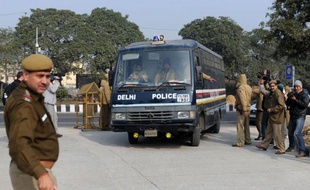 Deux accusés du viol collectif d'une étudiante de 23 ans dans un autobus à New Delhi, décédée des suites de l'agression, vont plaider non coupables, a annoncé mardi leur avocat à l'AFP.