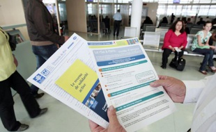 Une personne présente les brochures informant sur le nouveau RSA (revenu de solidarité active) mises à la disposition des usagers dans un centre de la CAF (Caisse d'allocations familiales) à Paris le 04 juin 2009