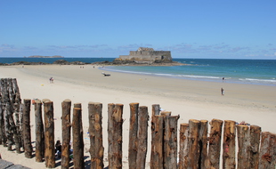 Une partie des brise-lames protégeant la digue de Saint-Malo doivent être remplacés.
