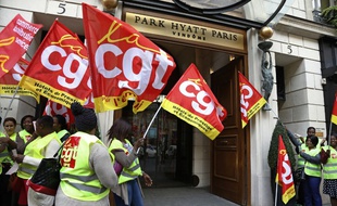 A Paris, le personnel en grève du Park Hyatt manifeste devant l'hôtel en 2014
