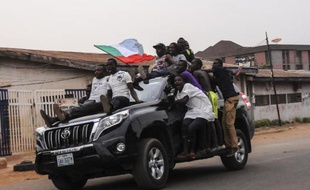 Des jeunes célèbrent la victoire annoncée de l'APC et de Muhammadu Buhari, dans les rues de Jos, le 31 mars 2015