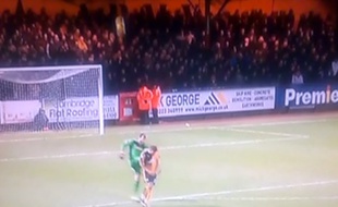 Le gardien de Notts County Roy Carroll dégage sur un adversaire.