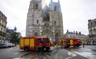 Les pompiers luttant contre l'incendie de la cathédrale de Nantes, le 18 juillet 2020.