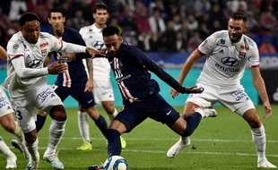 En se faufilant entre Kenny Tete et Lucas Tousart, Neymar a su inscrire d'une belle frappe du gauche le but de la victoire, dimanche à la 88e minute de jeu au Parc OL. JEFF PACHOUD