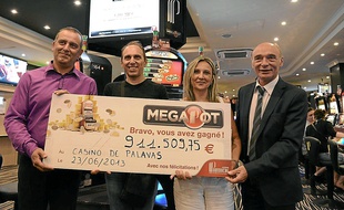 Le lauréat (2e à g.), sa femme, et les responsables du casino de Palavas.
