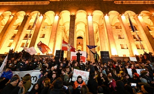 Des manifestants rassemblés devant le Parlement géorgien, le 25 novembre 2019.