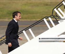Emmanuel Macron monte à bord de l'avion présidentiel, en 2018.