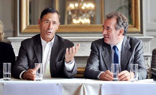 Alain Cazabonne était candidat Modem aux Sénatoriales de 2008 et ici aux côtés du président du Modem François Bayrou.
