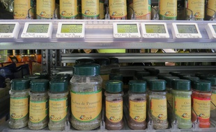 Des herbes aromatiques dans un rayon.