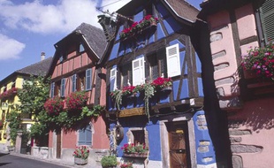Des maisons à colombage du centre-ville de Riquewhir, en Alsace.