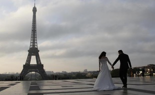 Un couple de jeunes mariés au Trocadéro