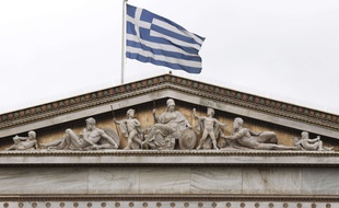Le drapeau grec flotte sur l'Académie, à Athènes (illustration).
