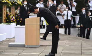Le Premier ministre japonais lors d'une cérémonie de commémoration des victimes de la bombe atomique à Nagasaki, le 9 août 2020.