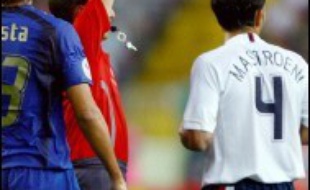 Réduits à 10, les hommes de Marcello Lippi allaient pourtant évoluer en... supériorité numérique quelques instants plus tard quand l'arbitre renvoyait au vestiaire les Américains Pablo Mastroeni (tacle les deux pieds décollés, 45e) et Eddie Pope (2e avertissement, 47e).