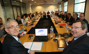 Alexandre Saubot (à gauche), président de l’UIMM et Michel Guilbaud (à droite), président du MEDEF.
