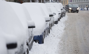 Des voitures garées sous la neige à Oslo, en Norvège, le 11 janvier 2016.