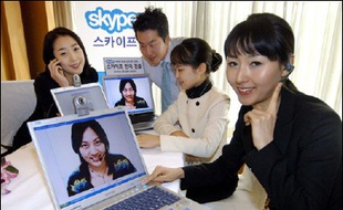 La Chine a décidé d'interdire les services de téléphonie sur internet à bas prix, au moins pour les deux prochaines années, dans le but de protéger ses grands groupes publics de téléphonie fixe, selon le responsable d'un portail chinois, cité mardi par la presse.