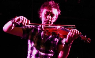 Le musicien Yann Tiersen en concert au festival de Coachella Valley à Indio en Californie, le 18 avril 2010