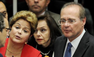 La présidente du Brésil, Dilma Rousseff, avec le président du Sénat, Renan Calheiros, le 18 décembre 2013 à Brasilia