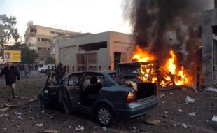 Au moins trois civils ont été tués mardi dans un attentat à la bombe contre une voiture de l'ambassade des Etats-Unis près de Beyrouth, le dernier en date d'une vague d'attaques qui menace encore davantage la stabilité du Liban plongé dans une grave crise politique.