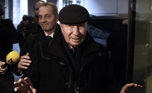 Le sénateur UMP Serge Dassault arrive au siège de l'UMP le 13 décembre 2014 à Paris