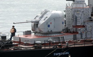 Marin à bord de la corvette ukrainienne Ternopil dans le port de Sébastopol, le 20 mars 2014