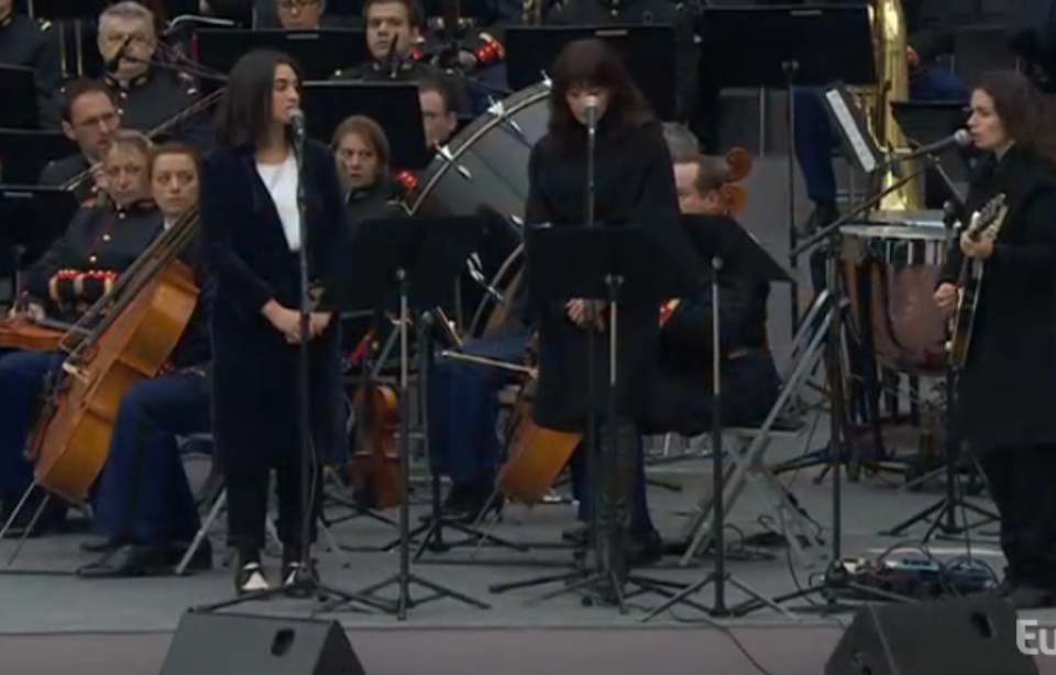 Quand On A Que L'amour Nolwenn Hommage VIDÉO. Hommage national: L'émotion en chanson aux Invalides