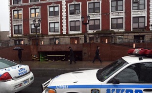 Une voiture de police devant le siège mondial de la communauté hassidique Habad Loubavitch à New York dans le quartier de Brooklyn le 9 décembre 2014