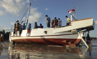 Le bateau aurait chaviré après avoir été frappé par une grosse vague.