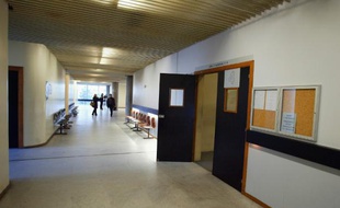 Vue de l'entrée d'une salle d'audience du palais de justice de Nanterre le 02 février 2004
