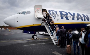 Des passagers qui embarquent dans un appareil Ryanair à l'aéroport de Beauvais.