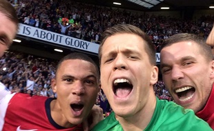 Le gardien d'Arsenal Wojciech Szczesny prend un selfie sur la pelouse de Tottenham après la victoire d'Arsenal dimanche 16 mars 2014.