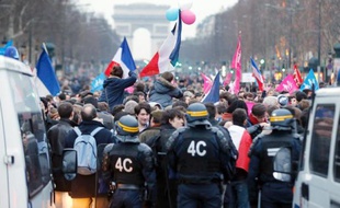 La police face à des manifestants opposés à la loi sur le mariage homosexuel, le 24 mars 2013 sur les Champs Elysées à Paris